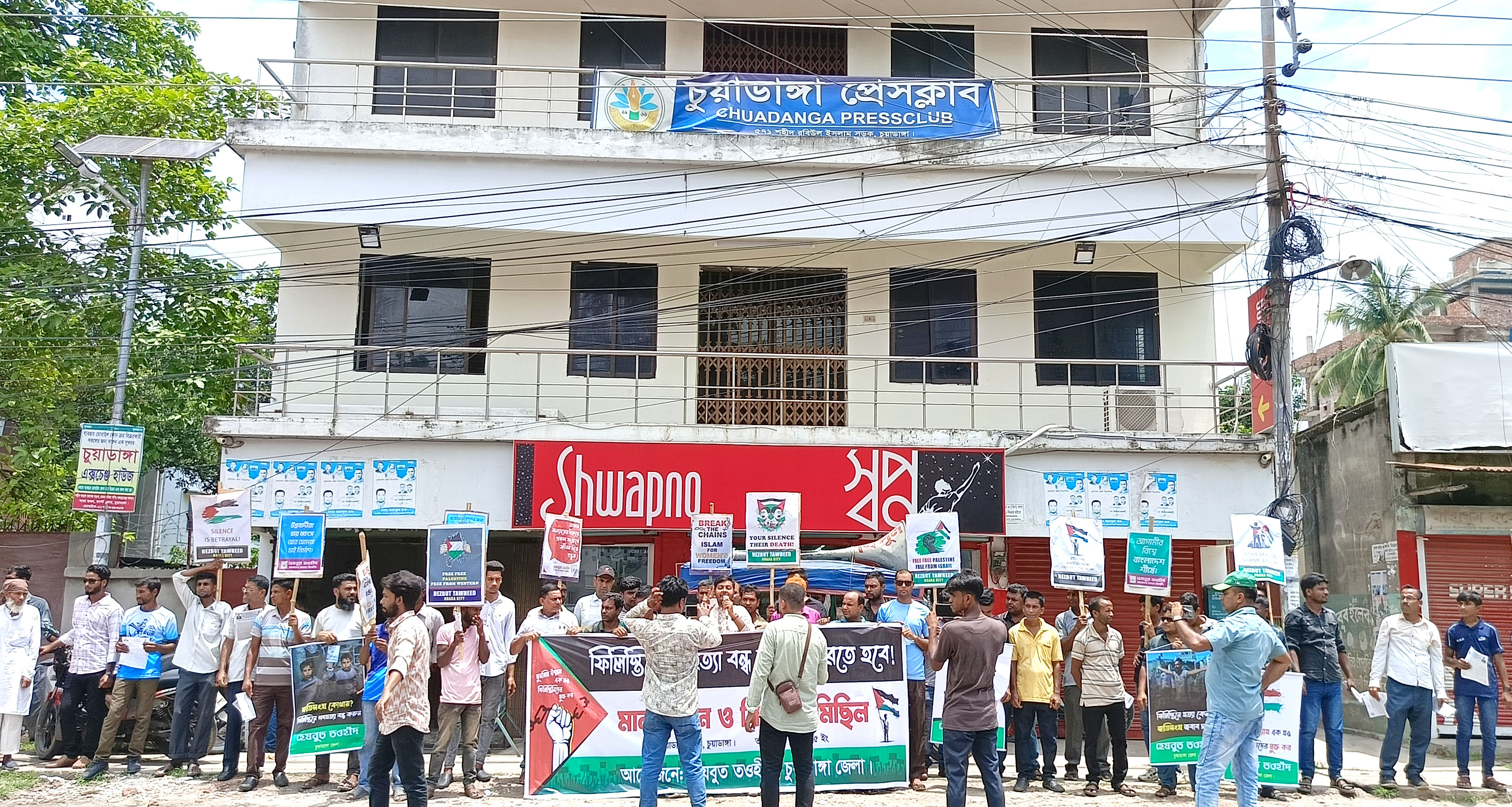 প্রশ্নপত্র জানিয়ে দেবার প্রলোভনে ছাত্রীকে ধর্ষণ চেষ্টা, শিক্ষক গ্রেফতার