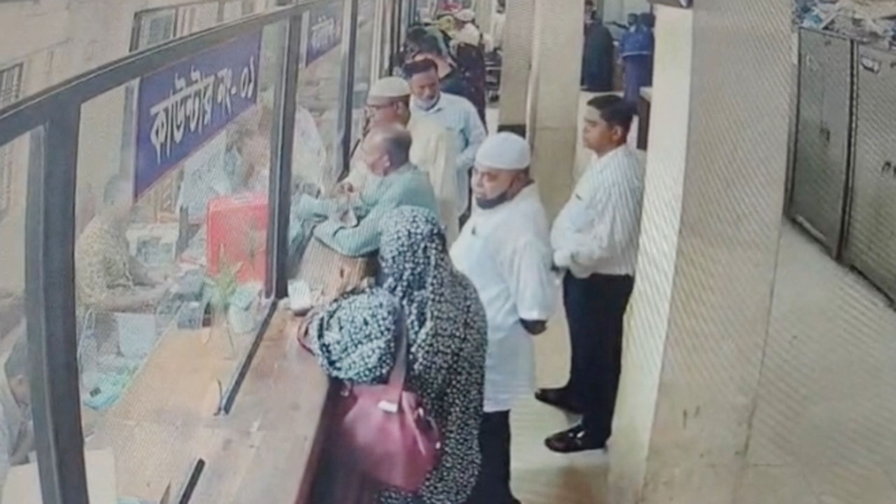 'শয়তানের নিঃশ্বাস': বুড়িচংয়ে ব্যাংকের ভেতর থেকে নারীর এক লক্ষ টাকা উধাও