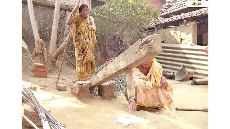 হারিয়ে যাচ্ছে গ্রামবাংলার ঐতিহ্য ঢেঁকি