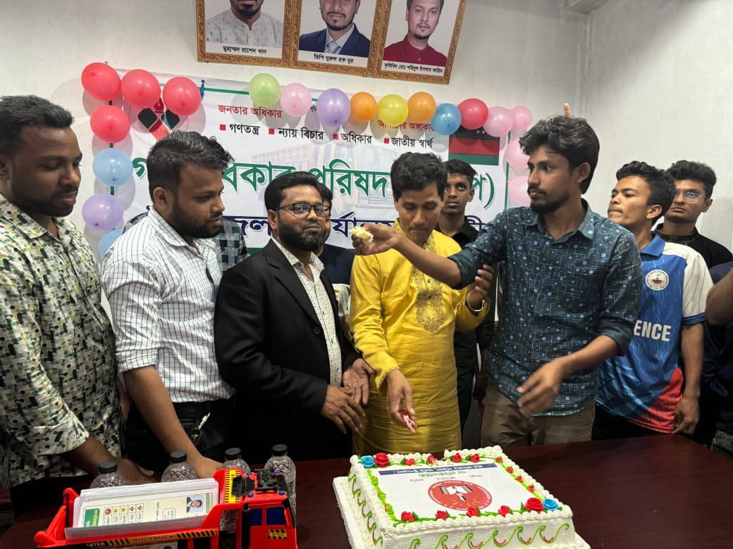 দুমকিতে ছাত্র অধিকার পরিষদের কেক কেটে প্রতিষ্ঠা বার্ষিকী পালন