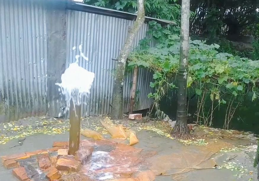 বগুড়ায় ১১ দিন ধরে মাটির নিচ থেকে একাধারে বের হচ্ছে পানি