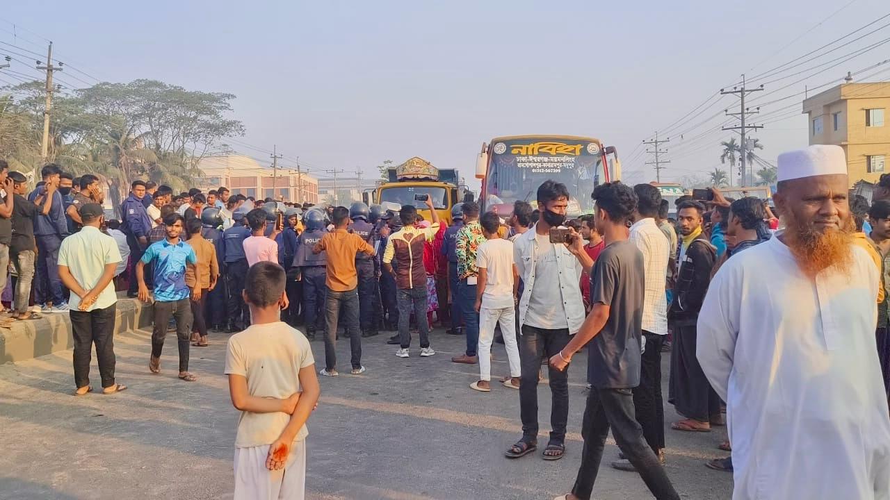 শ্রীপুরে মহাসড়ক অবরোধ করে শ্রমিকদের বিক্ষোভ