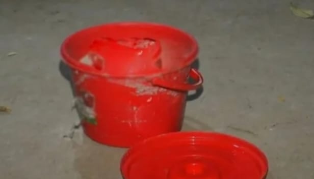 পুলিশের ধাওয়ায় বালতি ভর্তি ককটেল রেখে পালাল দুর্বৃত্তরা