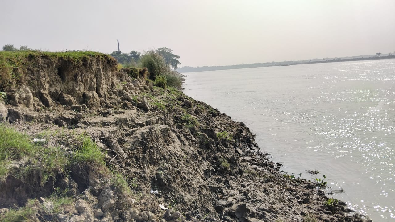 মধুমতিতে ড্রেজারে বালু উত্তোলন: নদীগর্ভে জমি, জনজীবনে অশান্তি