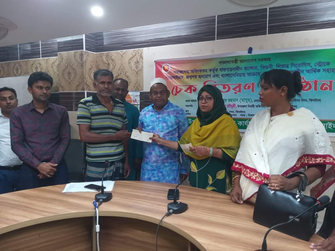 ঝিনাইদহে আর্থিক সহায়তার চেক বিতরণ
