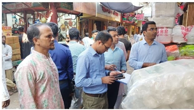 ফেনীতে ১২৩ কেজি পলিথিন জব্দ, ৩ ব্যবসায়ীকে ৪২ হাজার টাকা জরিমানা