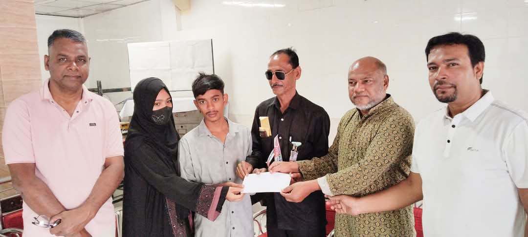 ফেনীতে বিএমইউজে পক্ষ থেকে মরহুম সাংবাদিকের পরিবারকে অনুদান প্রদান