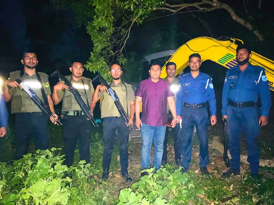 ফেনীতে অভিযান চালিয়ে মাটিকাটার এস্কেভেটর অকেজো, ৫টি ট্রাক জব্দ