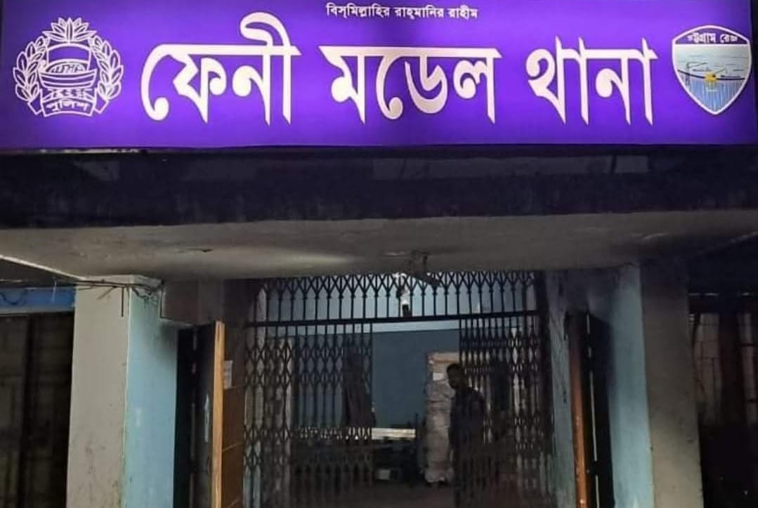 ফেনীতে সমন্বয়ক পরিচয়ে ঘরে ঢুকে তল্লাশি, ৫ জনকে ধরে পুলিশে দিলো গ্রামবাসী