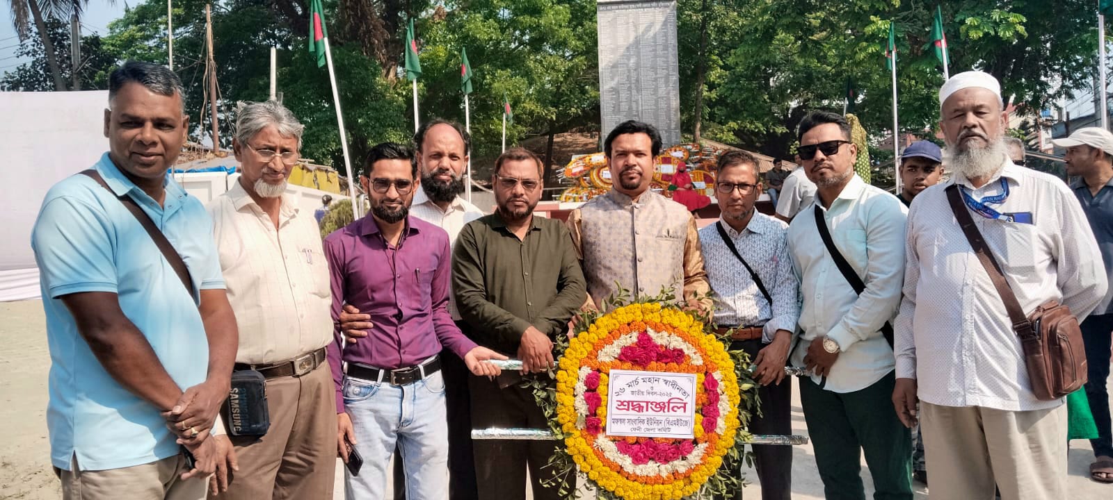 ফেনীতে বিএমইউজে’র পুষ্পস্তবক অর্পণ