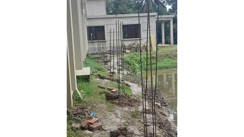 ফেনীতে বাড়ির সীমানা প্রাচীর নির্মাণে বাধা দিয়ে জমি দখল চেষ্টার অভিযোগ!