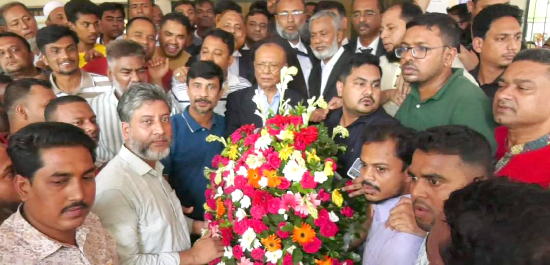 বিএনপি নেতা মিন্টুকে ফুলেল শুভেচ্ছা জানাল ফেনী সাংবাদিক ইউনিয়ন নেতৃবৃন্দ