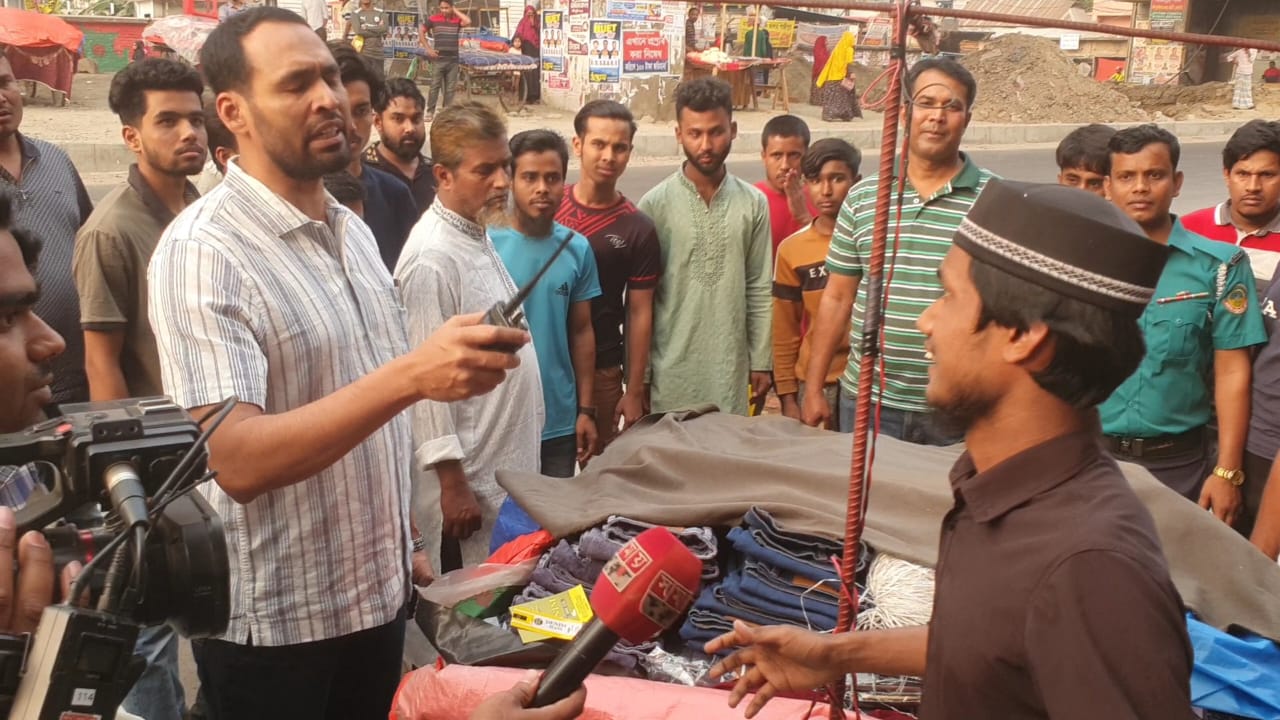 বাসনে ফুটপাত থেকে হকার উচ্ছেদ অভিযান চালিয়েছে পুলিশ