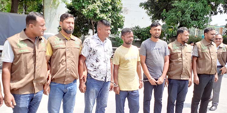 গাইবান্ধায় ডাকাতির প্রস্তুতিকালে পিস্তুল ও গুলিসহ তিন ডাকাত গ্রেফতার