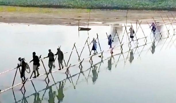 স্বাধীনতার ৫৪ বছরেও গাইবান্ধার পাঁচ গ্রামের মানুষের ভরসা বাঁশের সাঁকো