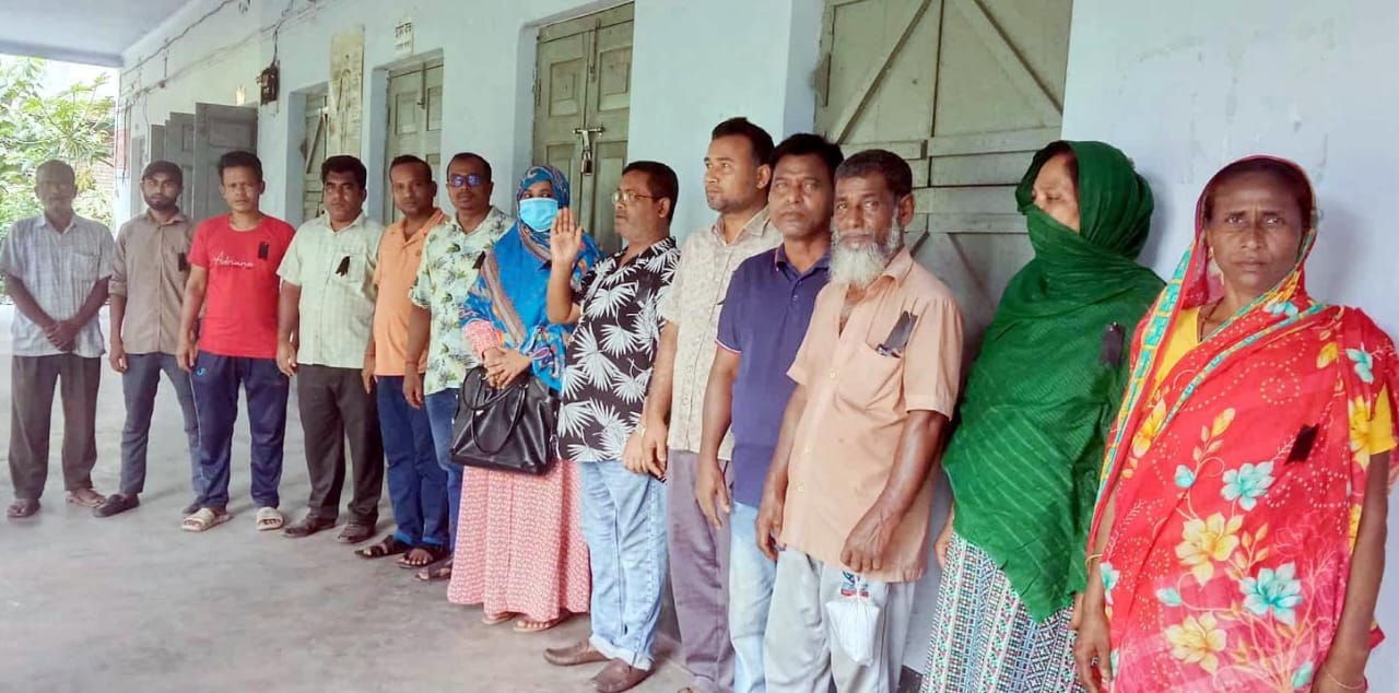 গাইবান্ধায় উৎসব ভাতা বাড়ানোর দাবিতে স্কুল-কলেজ কর্মচারীদের অর্ধদিবস কর্মবিরতি