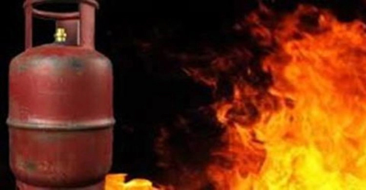 বাসনে গ্যাস সিলিন্ডার বিস্ফোরণে নারীর মৃত্যু, দগ্ধ ৪