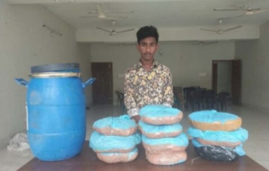 বরিশালে ১০ কেজি গাঁজাসহ মাদক ব্যবসায়ী আটক