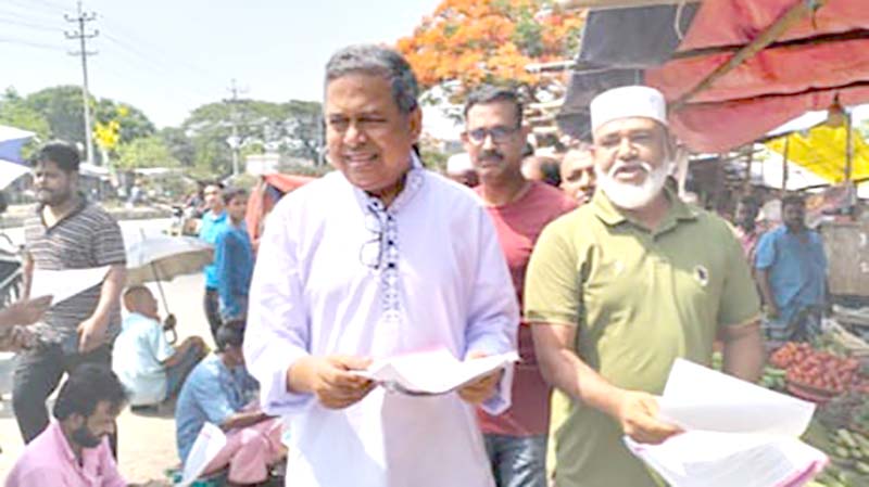 উপজেলা নির্বাচন বর্জনে লিফলেট বিতরণ বিএনপি নেতার