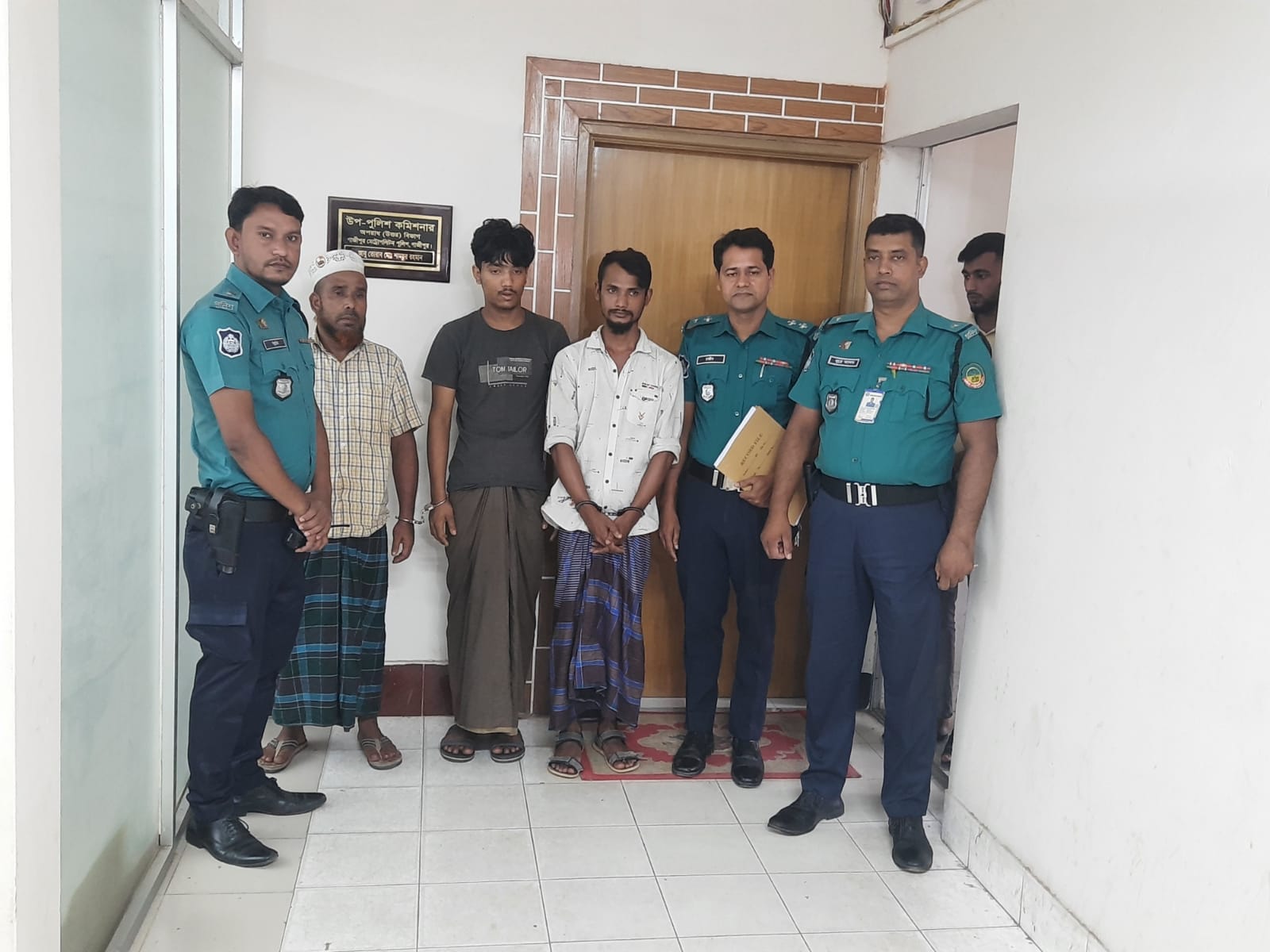 ছিনতাইকালে ছিনতাইকারীদের চিনে ফেলায় অটোরিকশা চালক খুন!