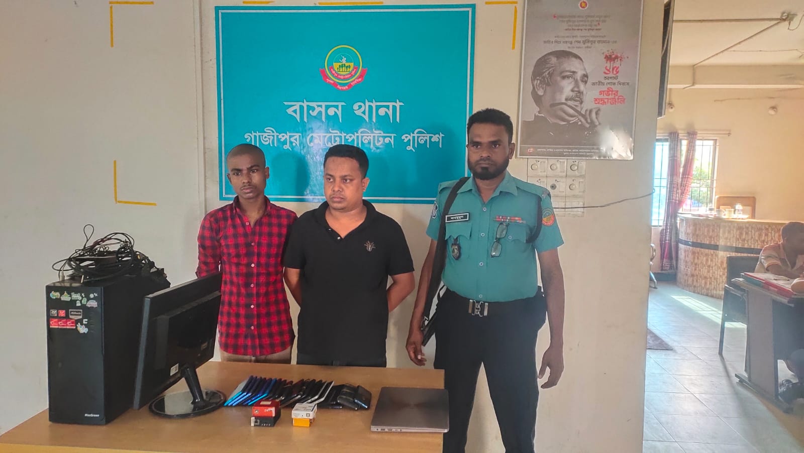 বাসন থানাধীন অনুপম সুপার মার্কেট থেকে চোরাই মোবাইলসহ গ্রেফতার ২