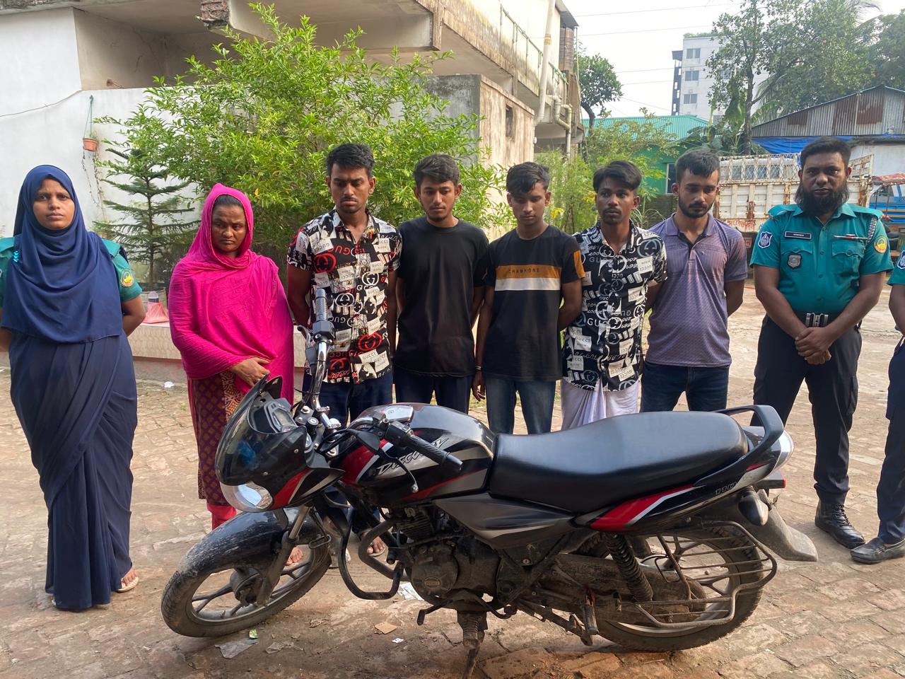 পূবাইলে যাত্রী বেশে মোটরসাইকেল ডাকাতি ও মুক্তিপণ দাবির ঘটনায় গ্রেফতার ৬