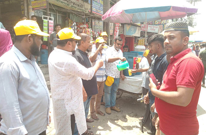 গাজীপুরে তৃষ্ণার্তদের মাঝে সুপেয় পানি ও শরবত বিতরণ