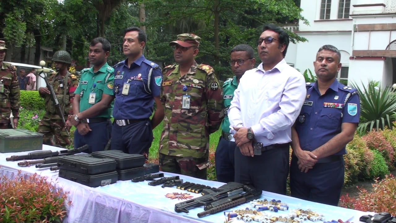 অস্ত্র জমা না দিলে অপরাধী হিসেবে গণ্য করা হবে : গাজীপুর জেলা প্রশাসক