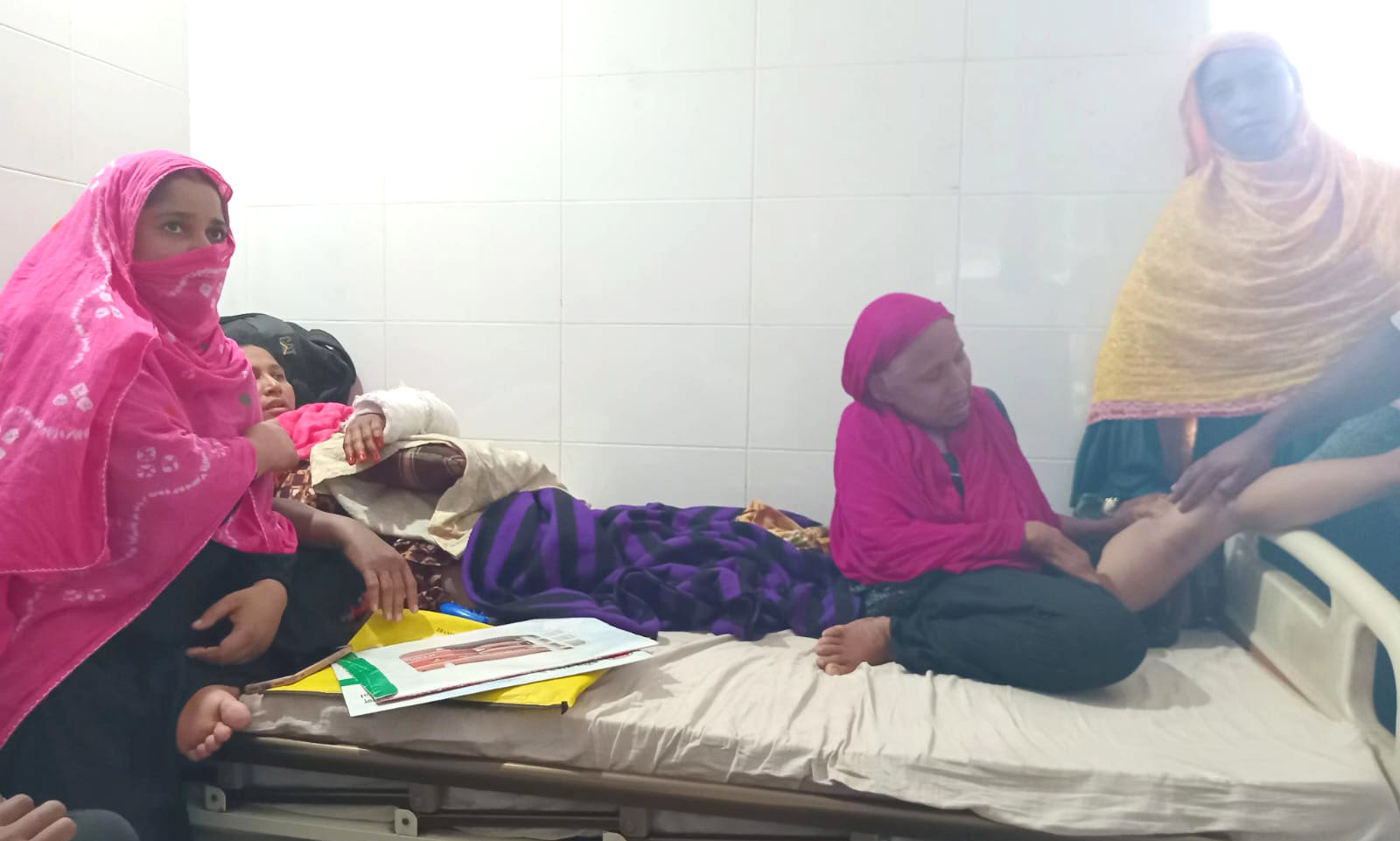 পূর্ব ঘোষণা দিয়ে ফিল্মি স্টাইলে হামলা: একই পরিবারের ১২ সদস্য আহত