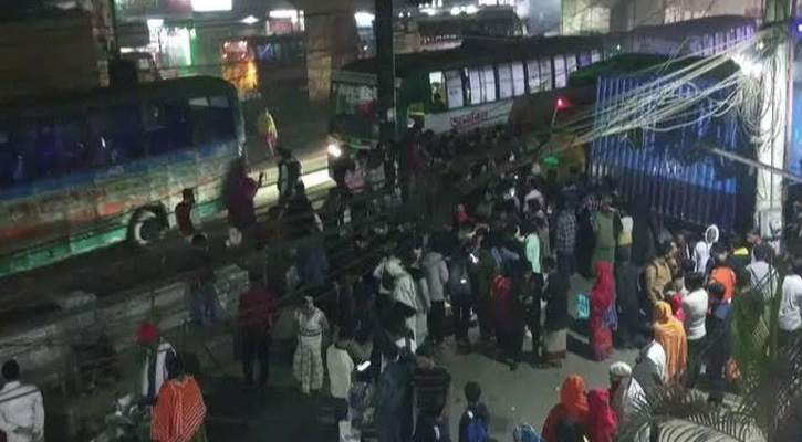 গাজীপুরে ট্রাক-কাভার্ড ভ্যান চাপায় ৪ অটোরিকশাযাত্রী নিহত