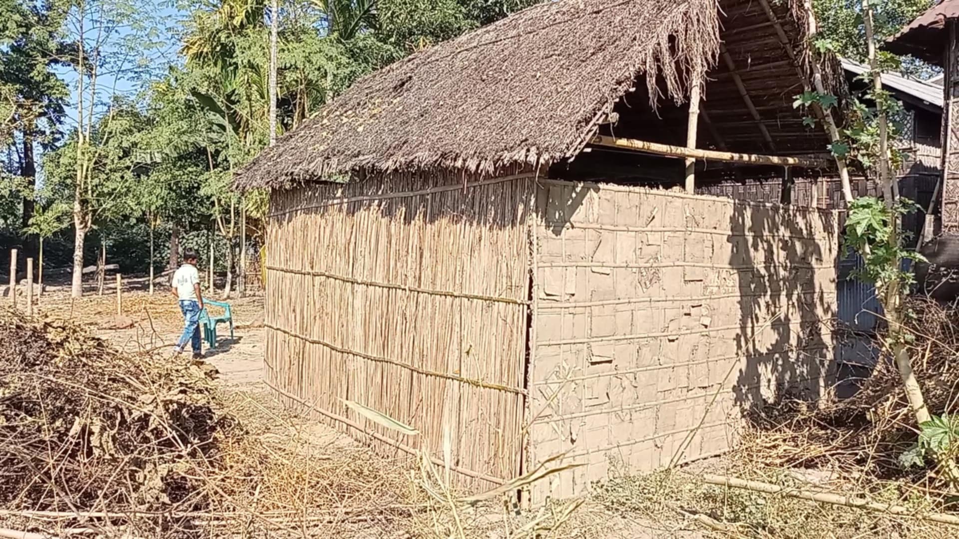 হাতীবান্ধায় জোরপূর্বক ঘর উত্তোলনের চেষ্টা, থানায় লিখিত অভিযোগ দায়ের