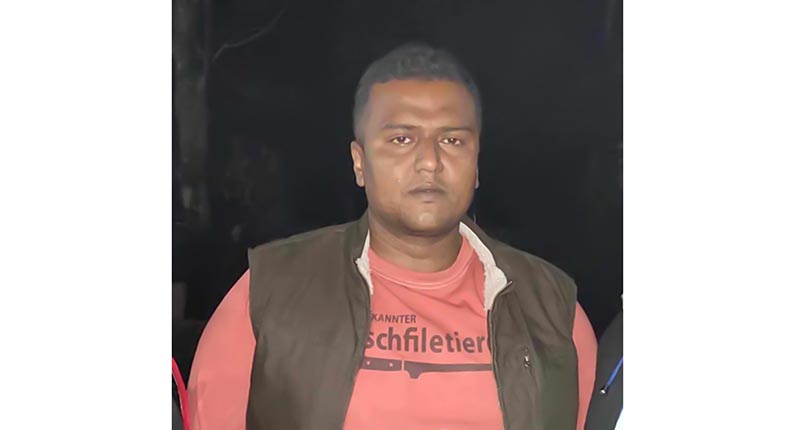 সাবেক প্রতিমন্ত্রীর ভাতিজাকে আটক করে পুলিশে দিলেন স্থানীয় জনতা