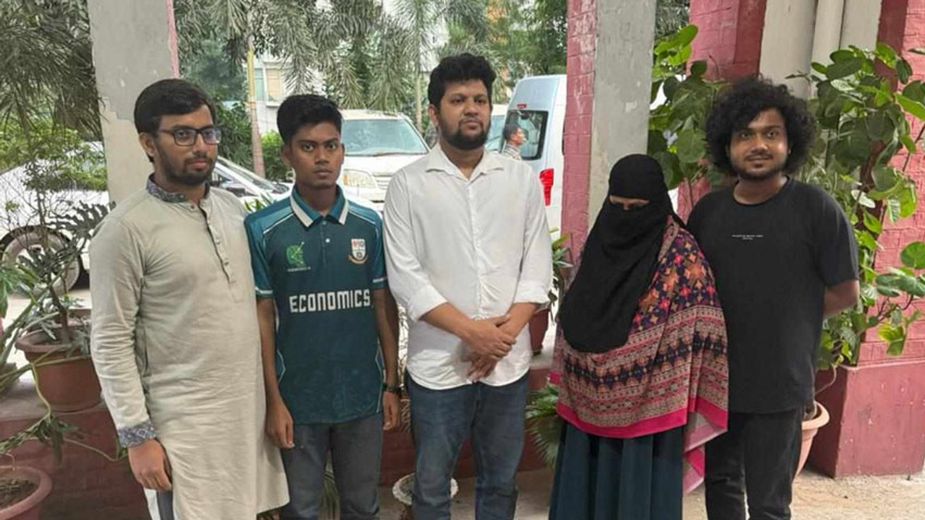 বোতল ছুঁড়ে মারা জবি শিক্ষার্থীকে পরিবারের কাছে হস্তান্তর