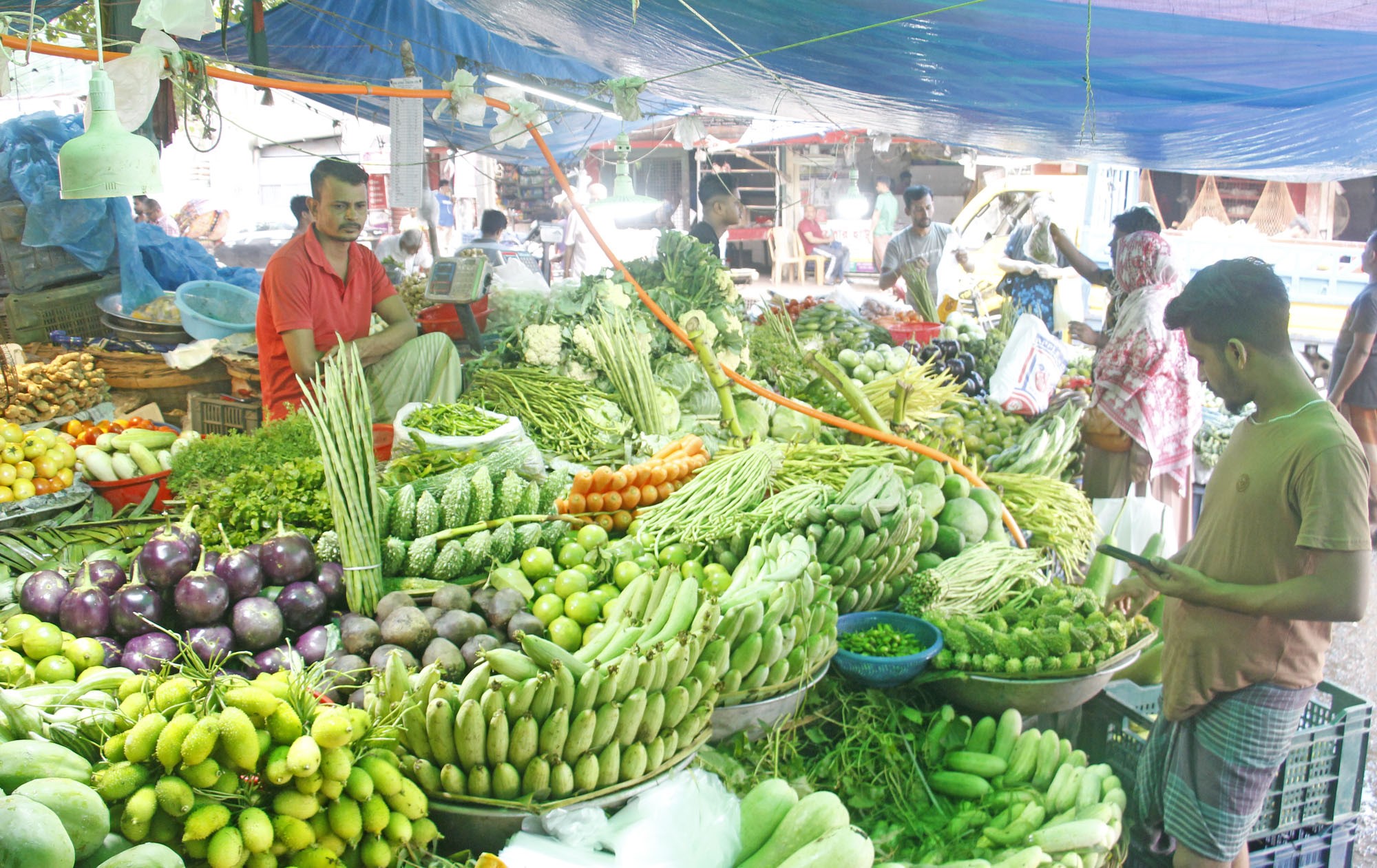 বরিশালে বৃষ্টির অজুহাতে চড়া সবজির বাজার, কাঁচামরিচ ২০০ টাকা কেজি
