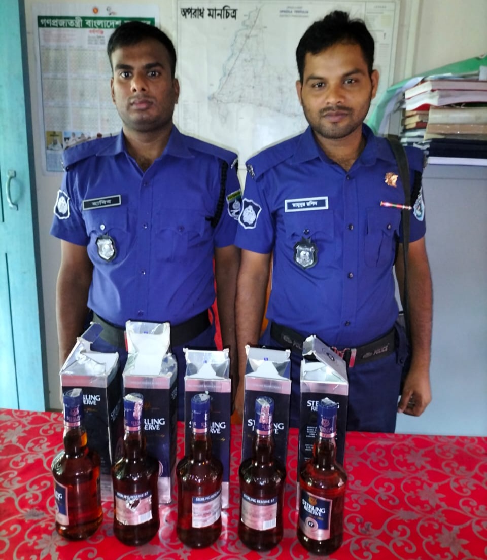 তেঁতুলিয়ায় ৫ বোতল ভারতীয় মদ জব্দ, ব্যবসায়ী পলাতক