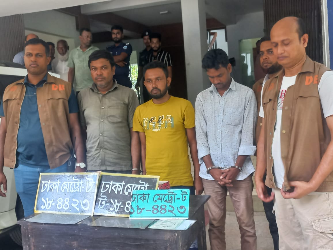 লুট হওয়া ৪০০ বস্তা ছোলা বোঝাই ট্রাকসহ আটক ৩