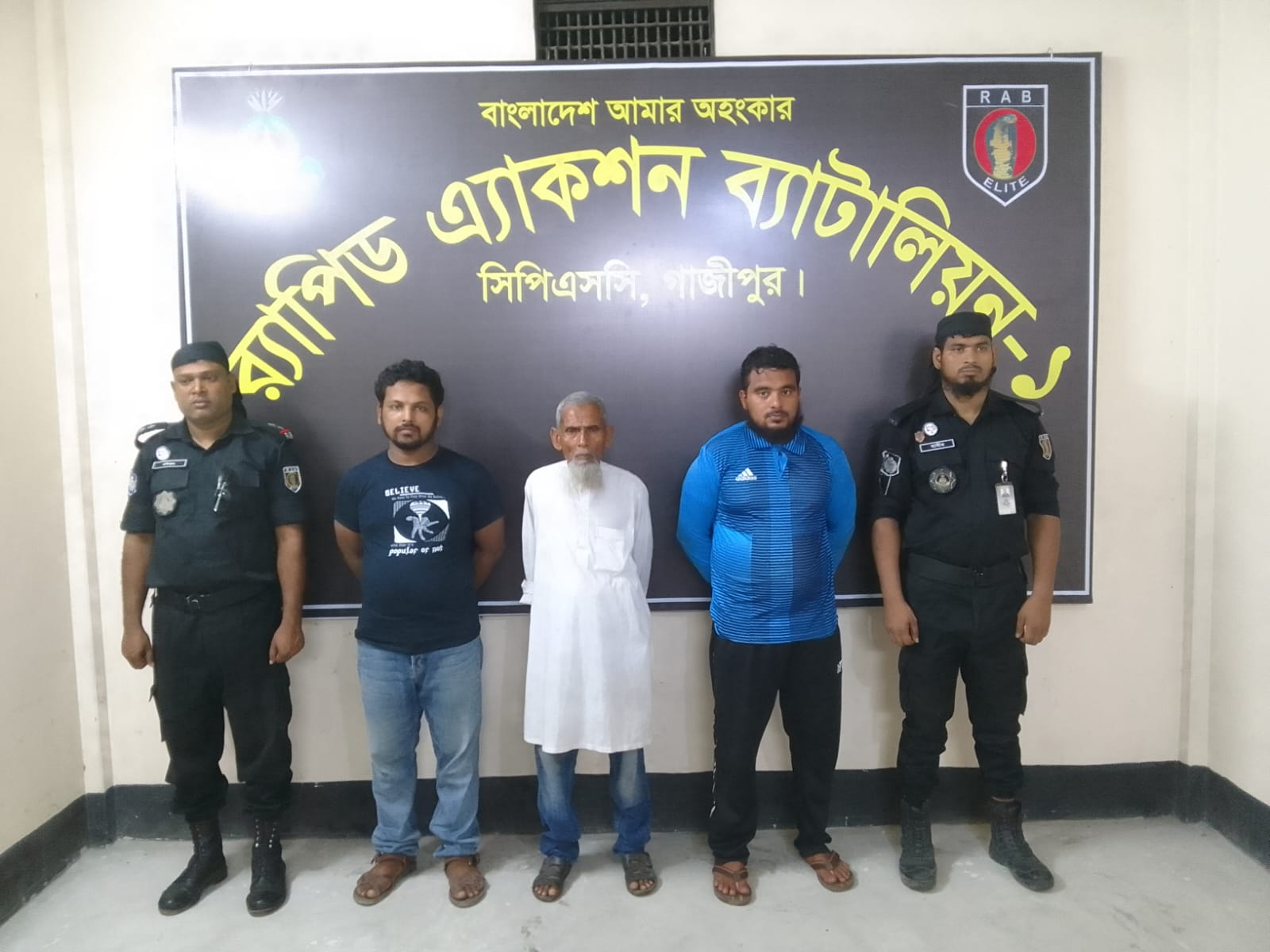 ৪০ কেজি গাঁজাসহ ০৩ মাকদ ব্যবসায়ীকে গ্রেফতার করেছে র‍্যাব-১