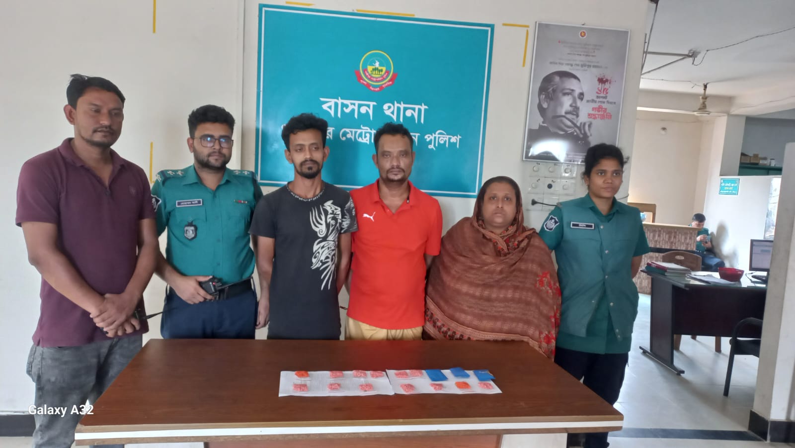 বাসনে নারী ও পুরুষের দেহ তল্লাশী করে ২০০০ পিস ইয়াবা উদ্ধার 