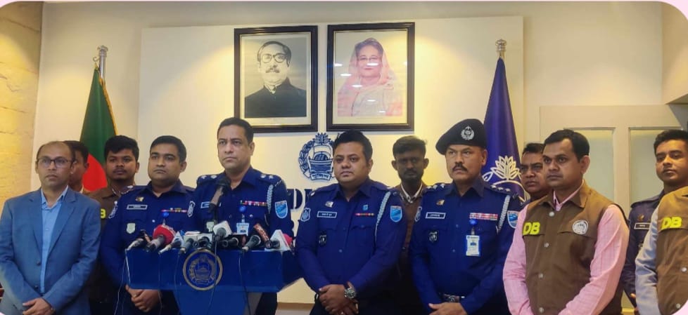 নরসিংদীতে ডিবির অভিযানে লুন্ঠিত টাকা ও স্বর্ণ উদ্ধার, অস্ত্রসহ ৭ ডাকাত গ্রেপ্তার