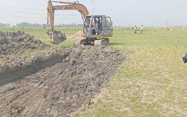 বাসনে মাটি কাটার মহোৎসব, মামলা দেয়ার পরও থেমে নেই মাটি কাটা