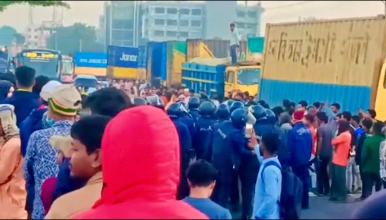 শ্রীপুরে সরকার নির্ধারিত বেতন কাঠামোর দাবিতে মহাসড়ক অবরোধ করে শ্রমিকদের বিক্ষোভ