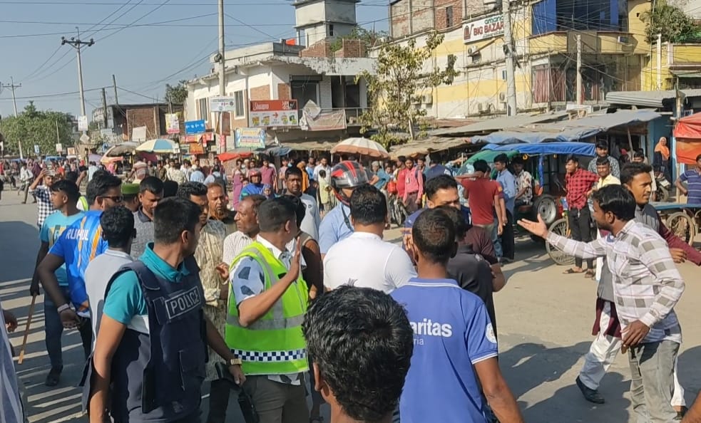 বড়াইগ্রামে ভূয়া ওয়াজ মাহফিলের চাঁদা তোলা নিয়ে ব্যবসায়ীকে মারপিট, আটক ২