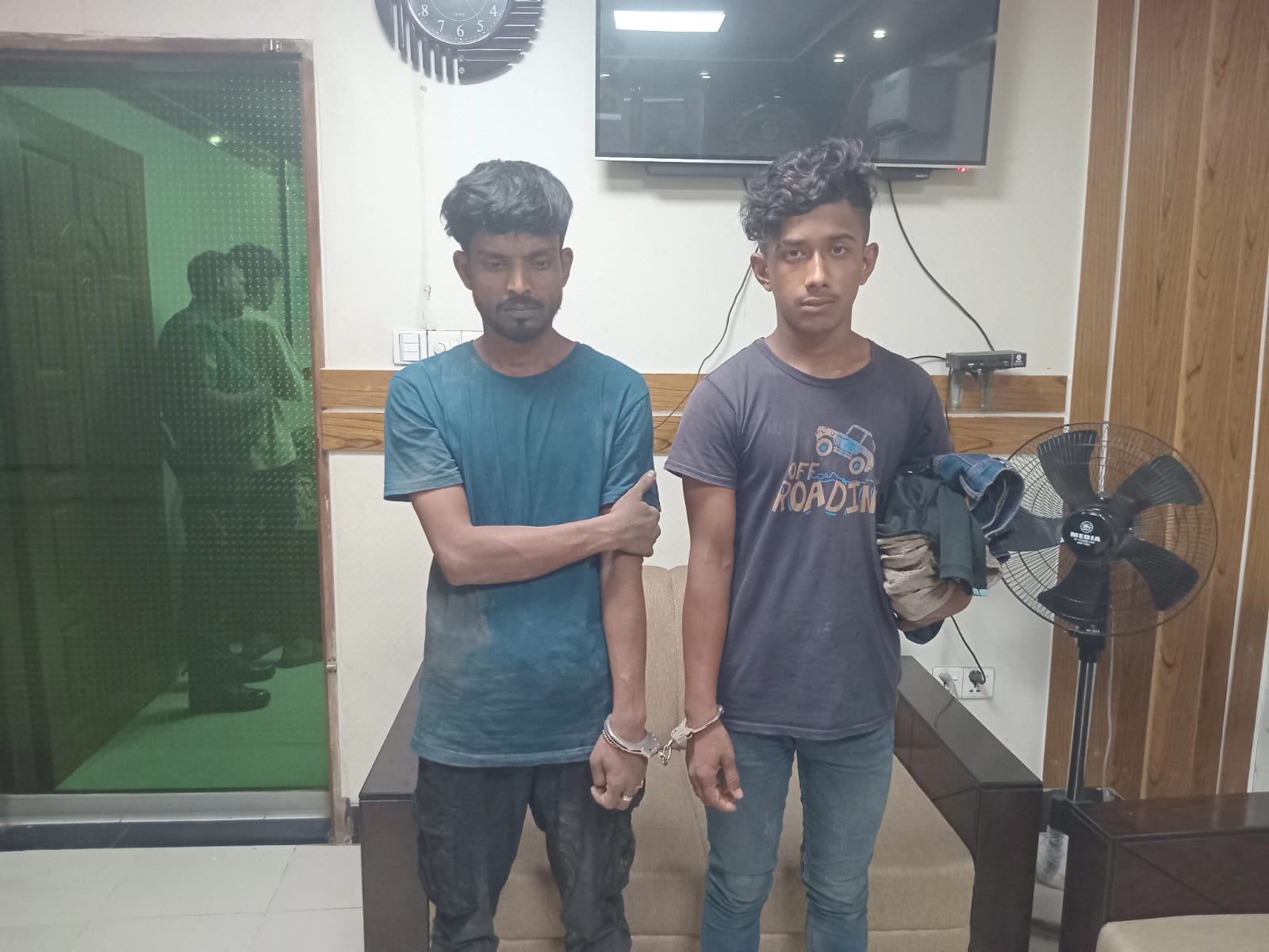 গাজীপুরে মোবাইল চোর ও ছিনতাইকারী চক্রের ২ সদস্য গ্রেফতার