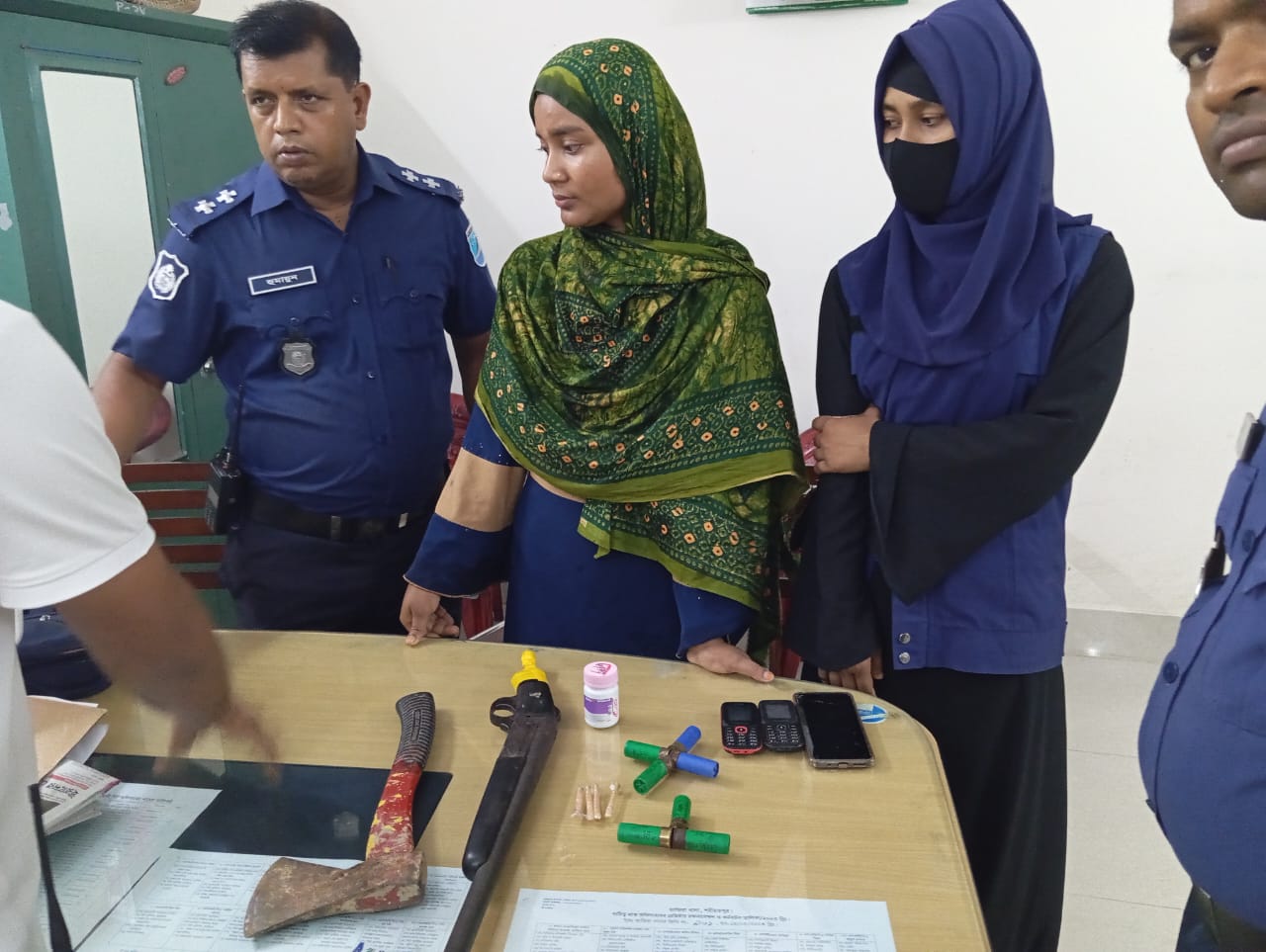 জাজিরায় অস্ত্র-ইয়াবাসহ নারী আটক