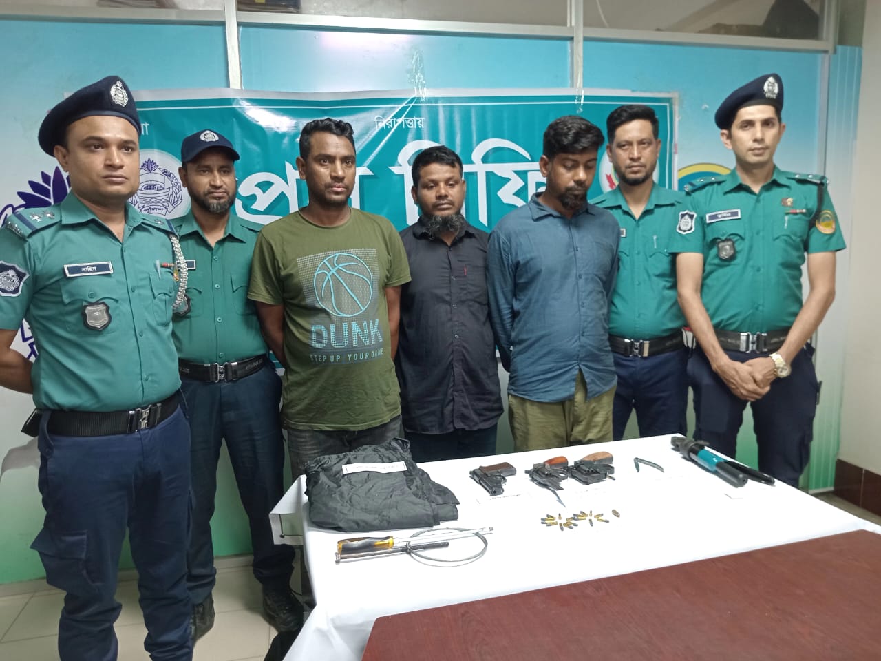 গাজীপুরে বিদেশী পিস্তলসহ আন্তঃজেলা ডাকাত দলের ৩ সদস্য গ্রেফতার