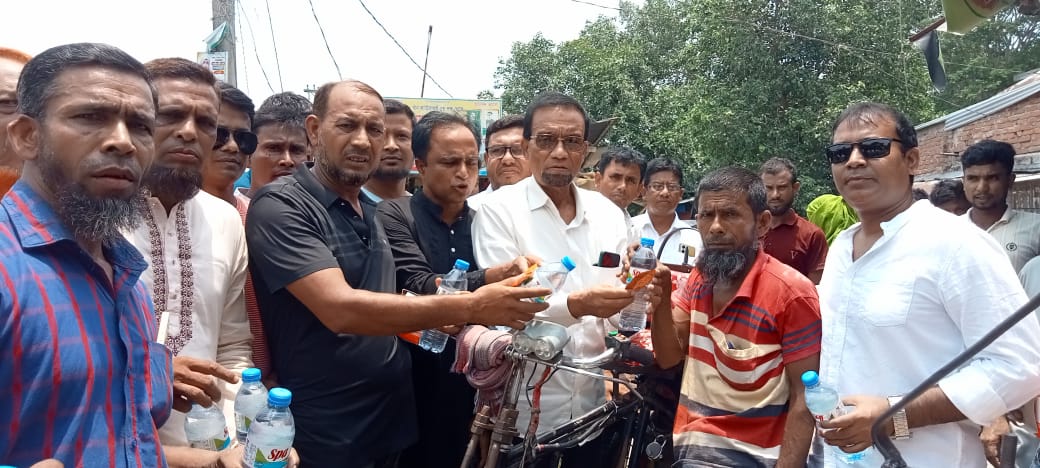 সালথায় বিএনপি'র বিশুদ্ধ খাবার পানি ও স্যালাইন বিতরণ