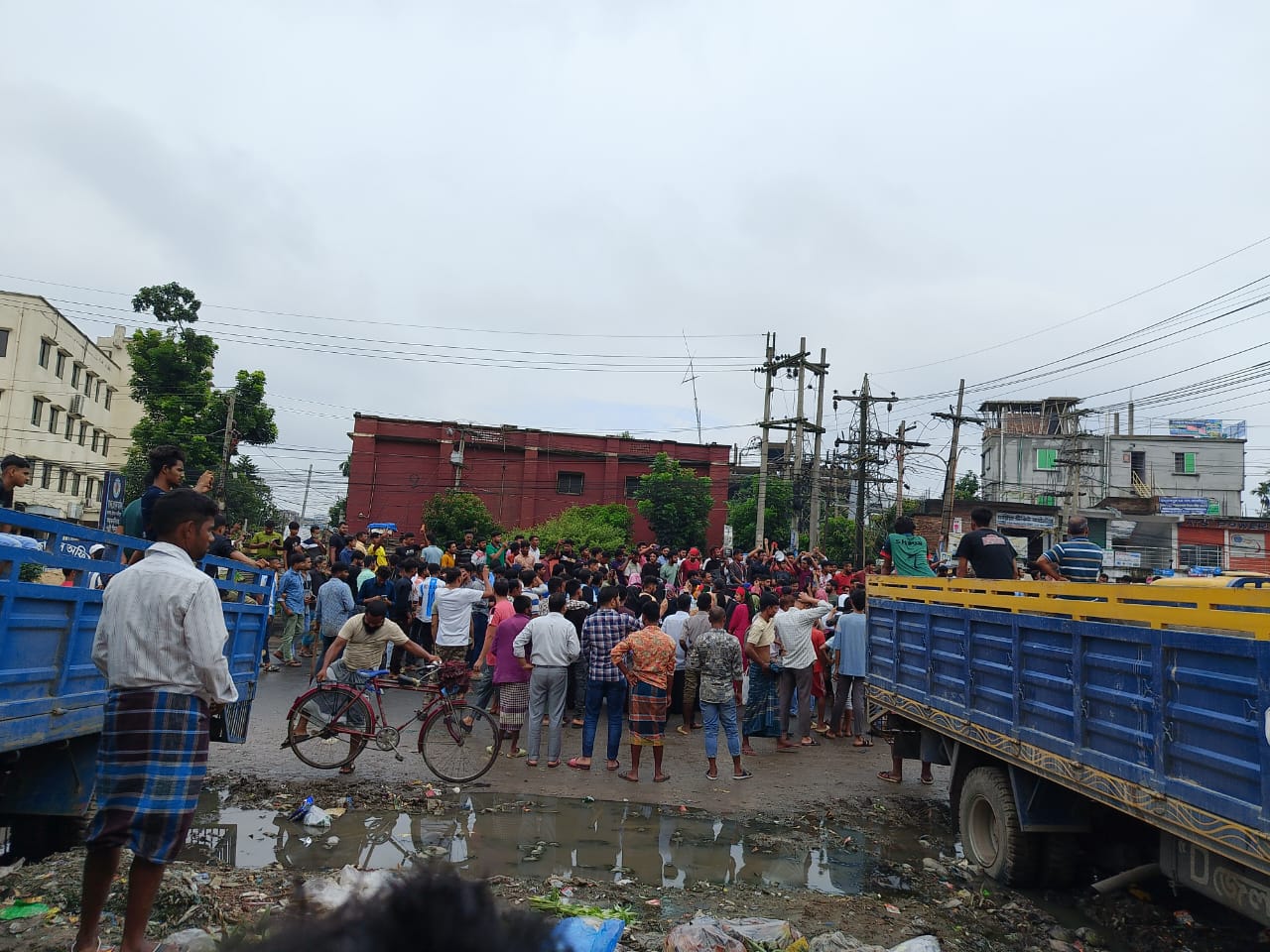 শ্রীপুরে আন্দোলনকারী ছাত্রদের সাথে পুলিশের সংঘর্ষে চারজন গুলিবিদ্ধ