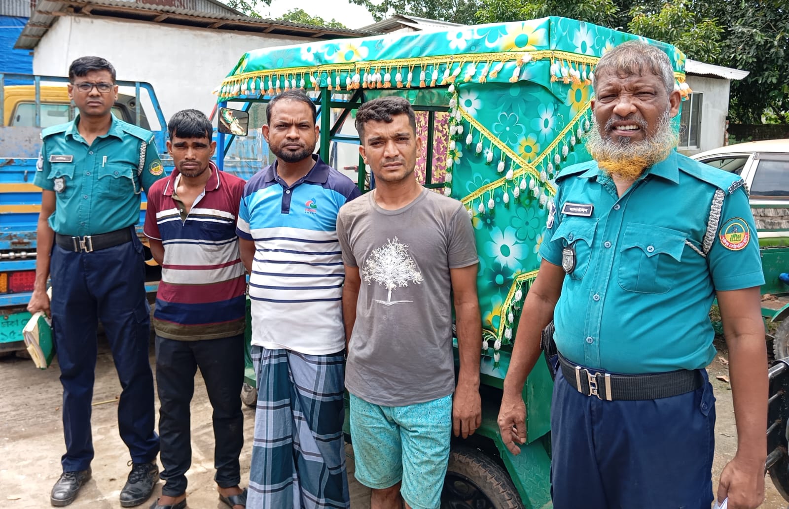 পূবাইলে চুরি হওয়া অটোরিকশা উদ্ধার, আটক ৩