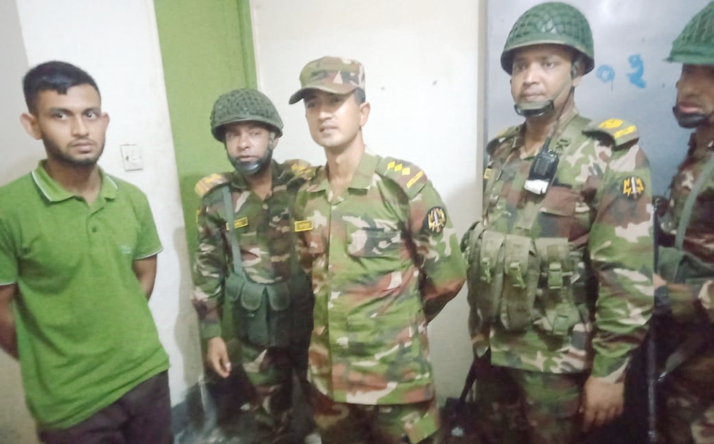 গাজীপুরে চাঁদা দাবির সময় চাকরিচ্যুত সেনা সদস্য আটক