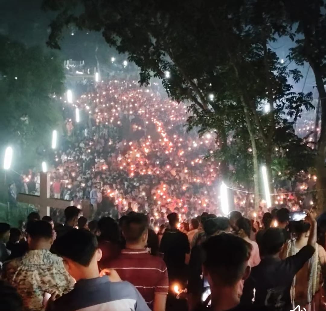 হাজার হাজার মোমের আলোয় গারো পাহাড়ে প্রার্থনা